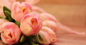 Tanti auguri mamma: le frasi più belle da dedicare alla mamma