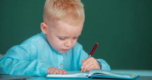 Scrivere per leggere meglio: il legame tra scrittura e lettura nei bambini